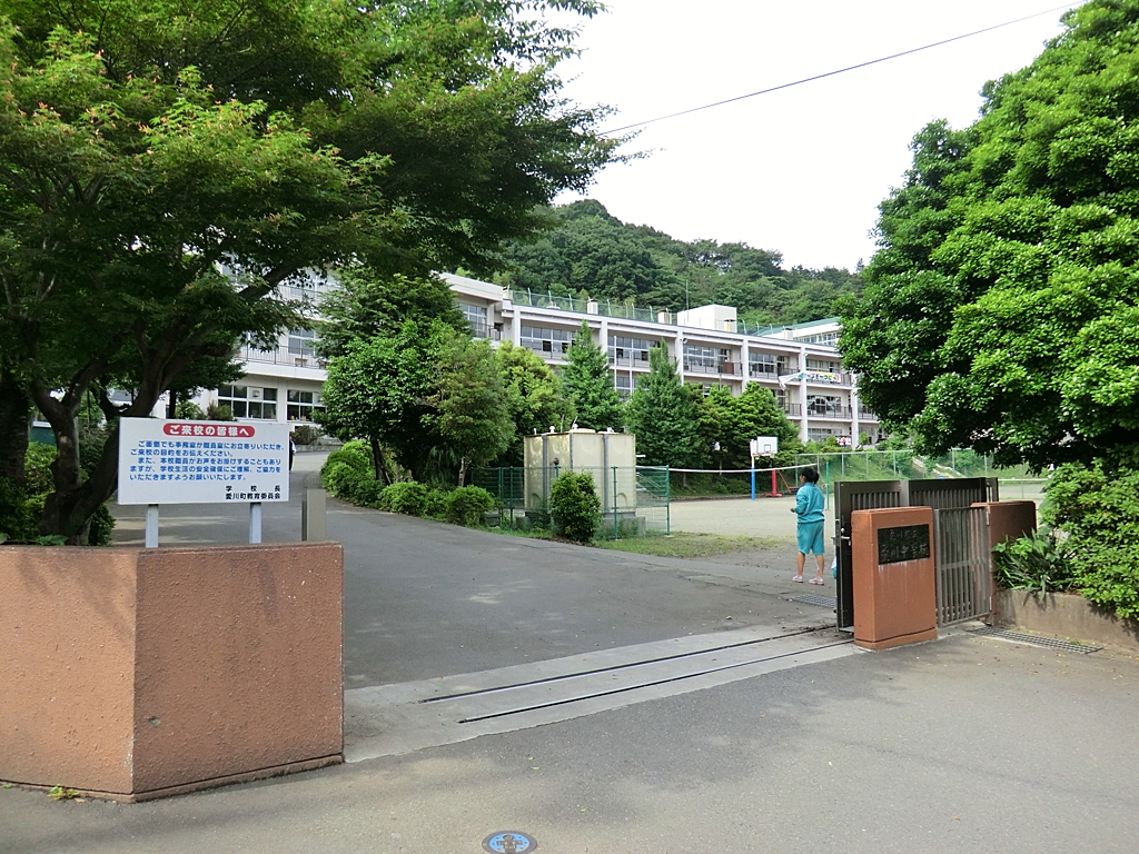 愛川中学校の写真